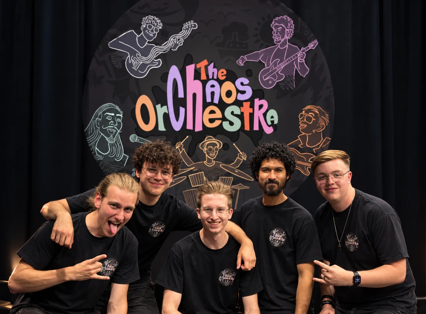De vijf bandleden van The Chaos Orchestra voor hun bandlogo